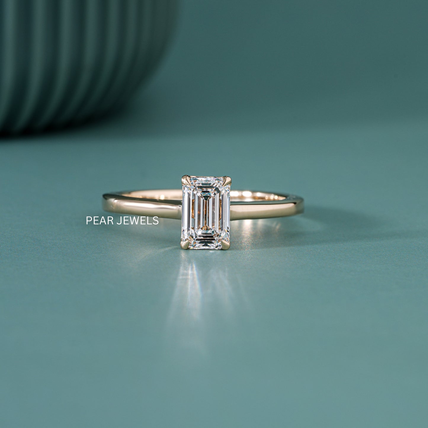 0.8ct Emerald Labgrown Diamond Engagement Ring