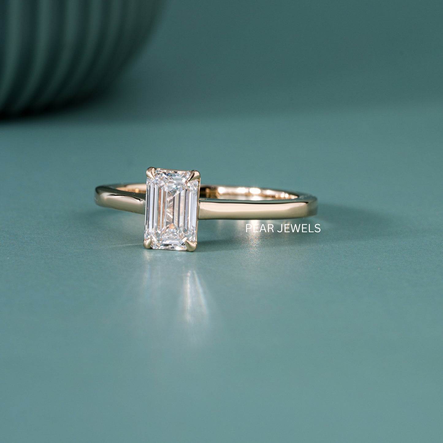 0.8ct Emerald Labgrown Diamond Engagement Ring