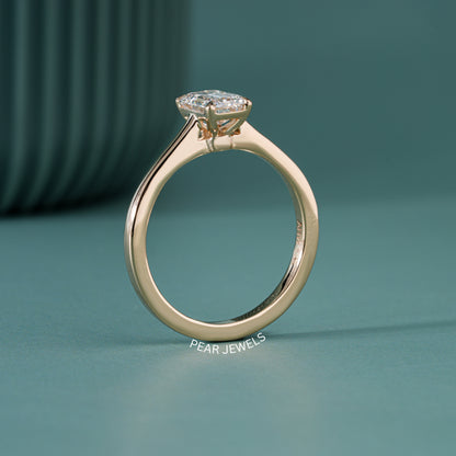 0.8ct Emerald Labgrown Diamond Engagement Ring