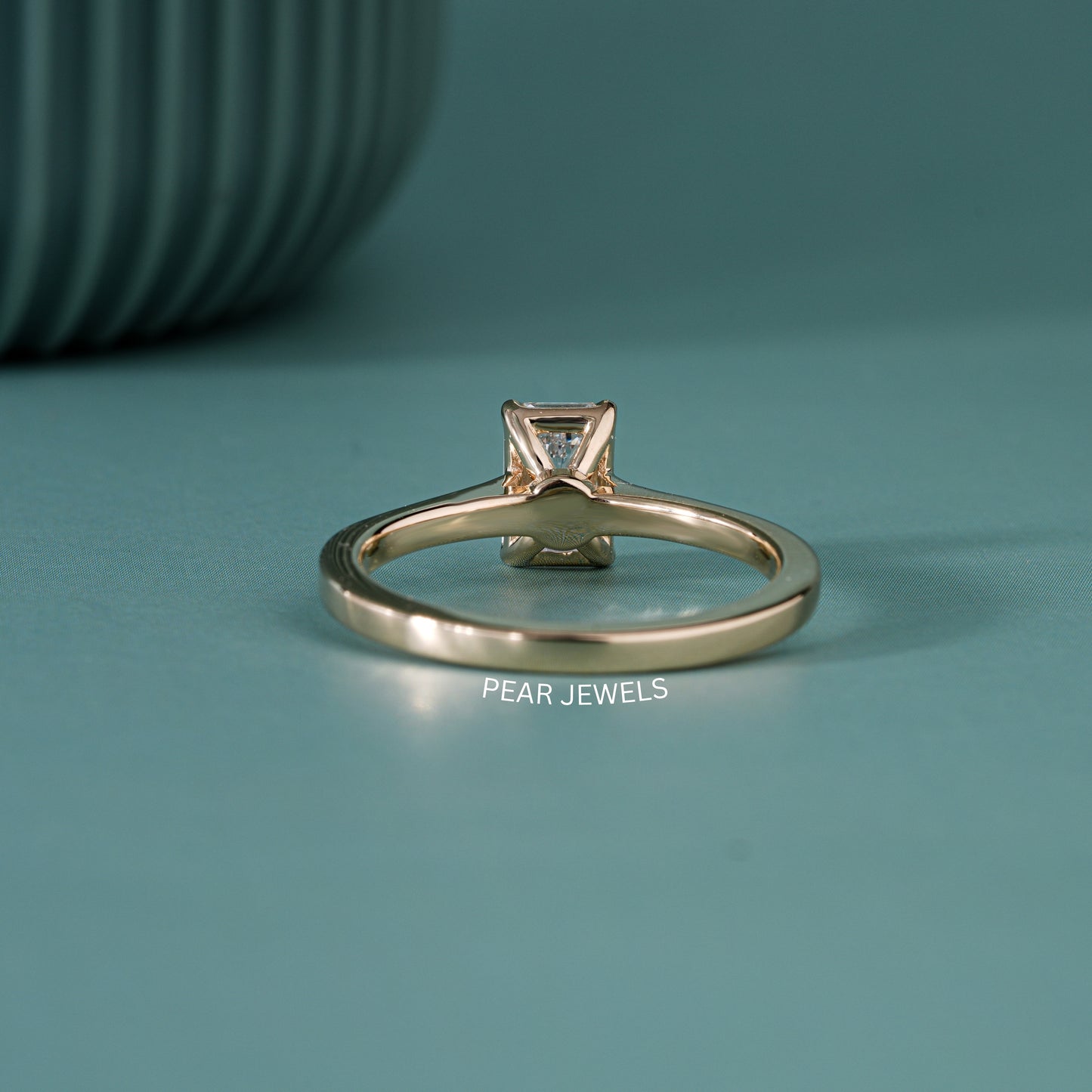 0.8ct Emerald Labgrown Diamond Engagement Ring